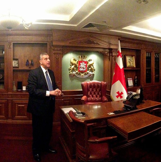 Посол Міхеїл Уклеба у своєму робочому кабінеті